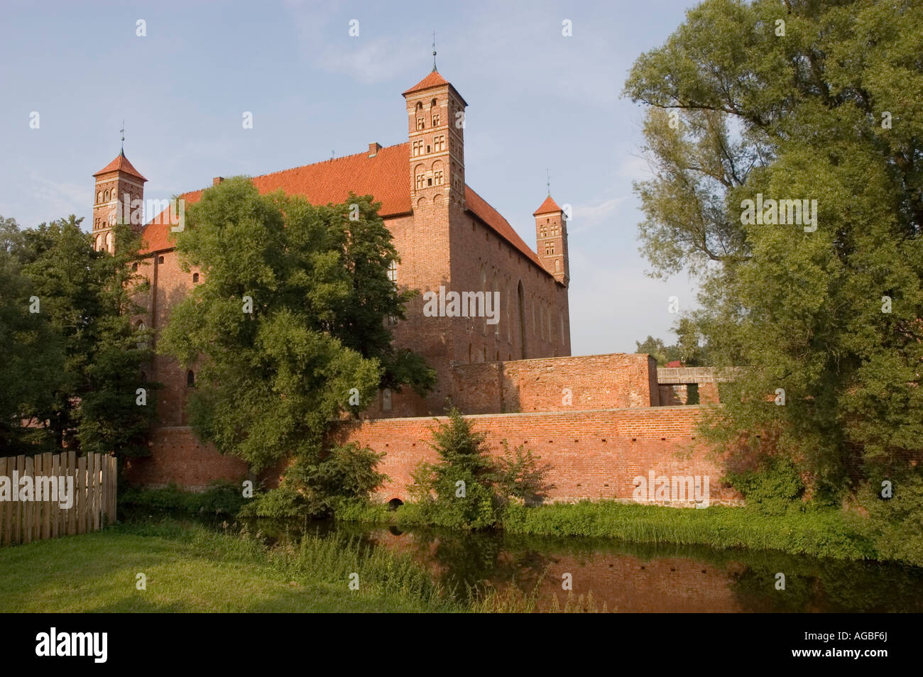 Lyna-Fluss und die Burg der ermländischen Bischöfe in Lidzbark Warmiski oder Heilsberg, Ermland, Polen Stockfoto