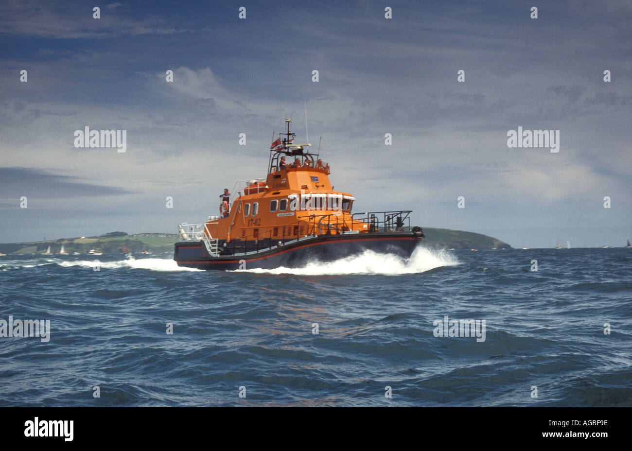 Rettungsboot auf dem Meer in der Nähe von Falmouth in Cornwall in Großbritannien Stockfoto