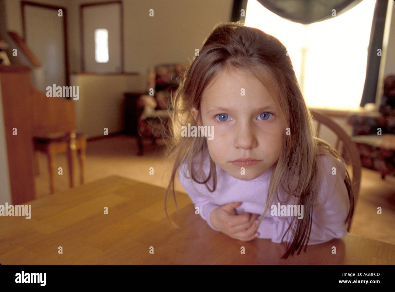 Neun Jahre altes Mädchen am Esstisch Stockfoto