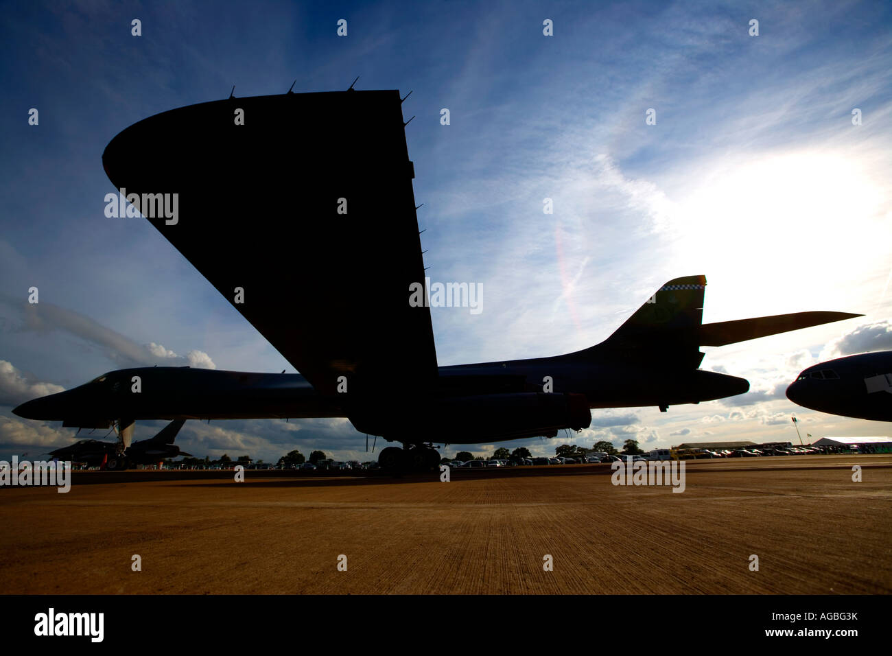 USAF Airforce B1-B Lancer Bomber Flugzeug abgestellt in Sonnenschein Sonne verursacht silhouette Stockfoto