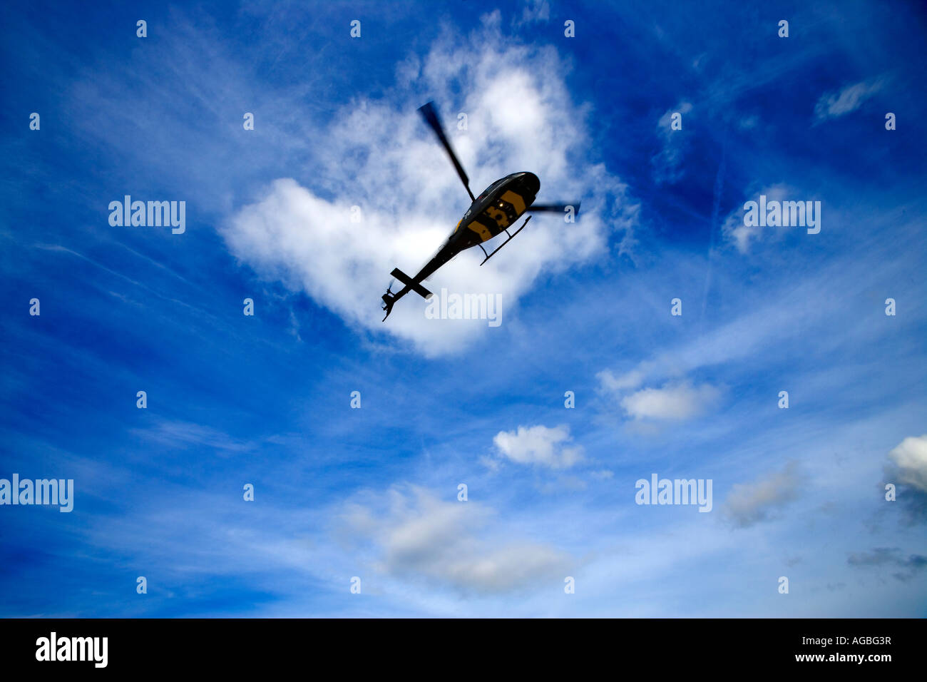 Militärhubschrauber in blauer Himmel Stockfoto