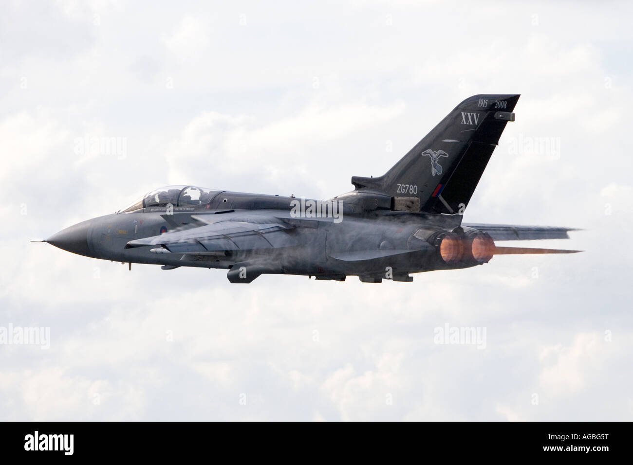 Britische Luftwaffe Panavia Tornado GR 4 militärische Streitkräfte Flugzeug im Flug mit Nachbrenner Stockfoto
