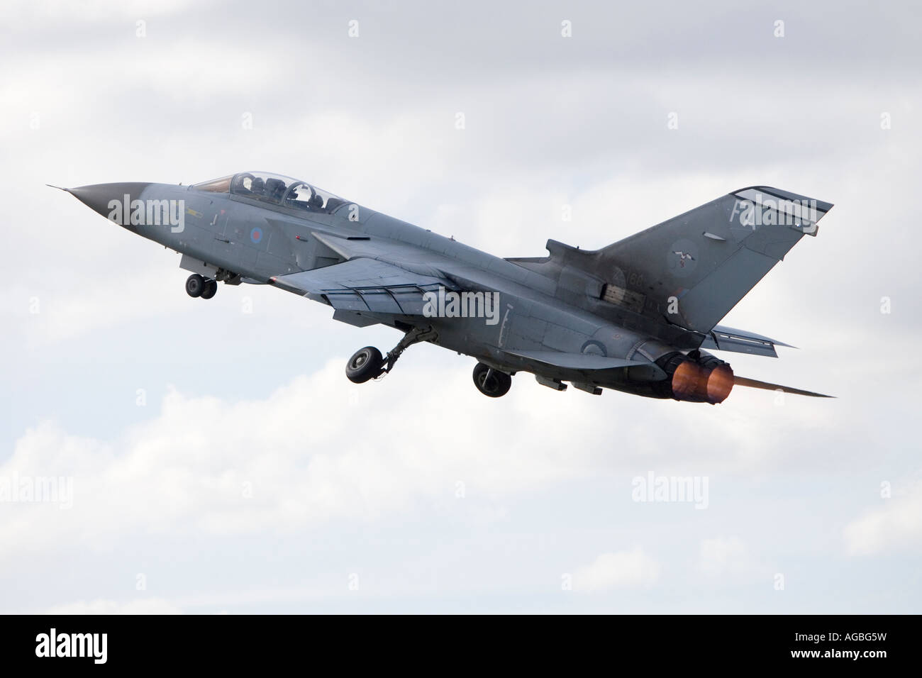 Britische Luftwaffe Panavia Tornado GR 4 militärische Streitkräfte Flugzeug im Flug mit Nachbrenner Stockfoto