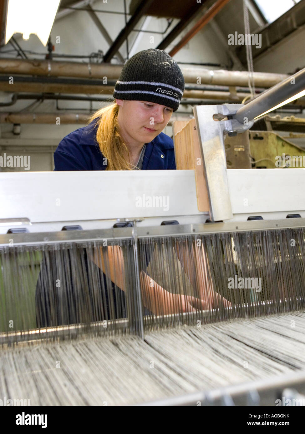 Junge männliche Arbeiter in Textilfabrik Stockfoto