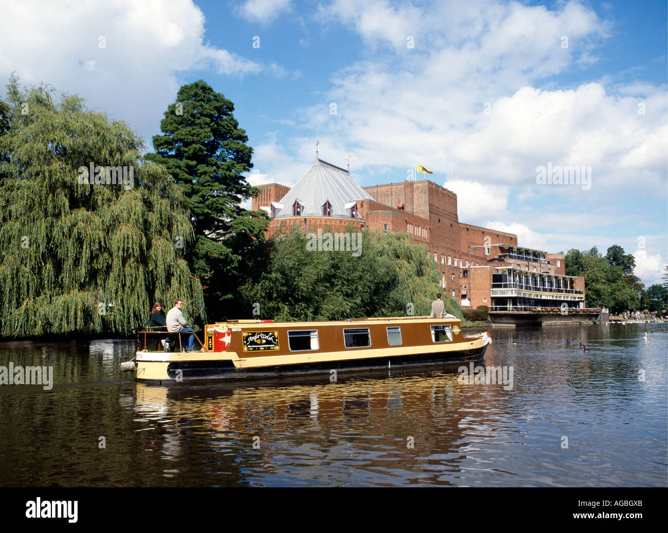Ein Binnenschiff am Fluss Avon vor Shakespeare Memorial Theatre Stockfoto