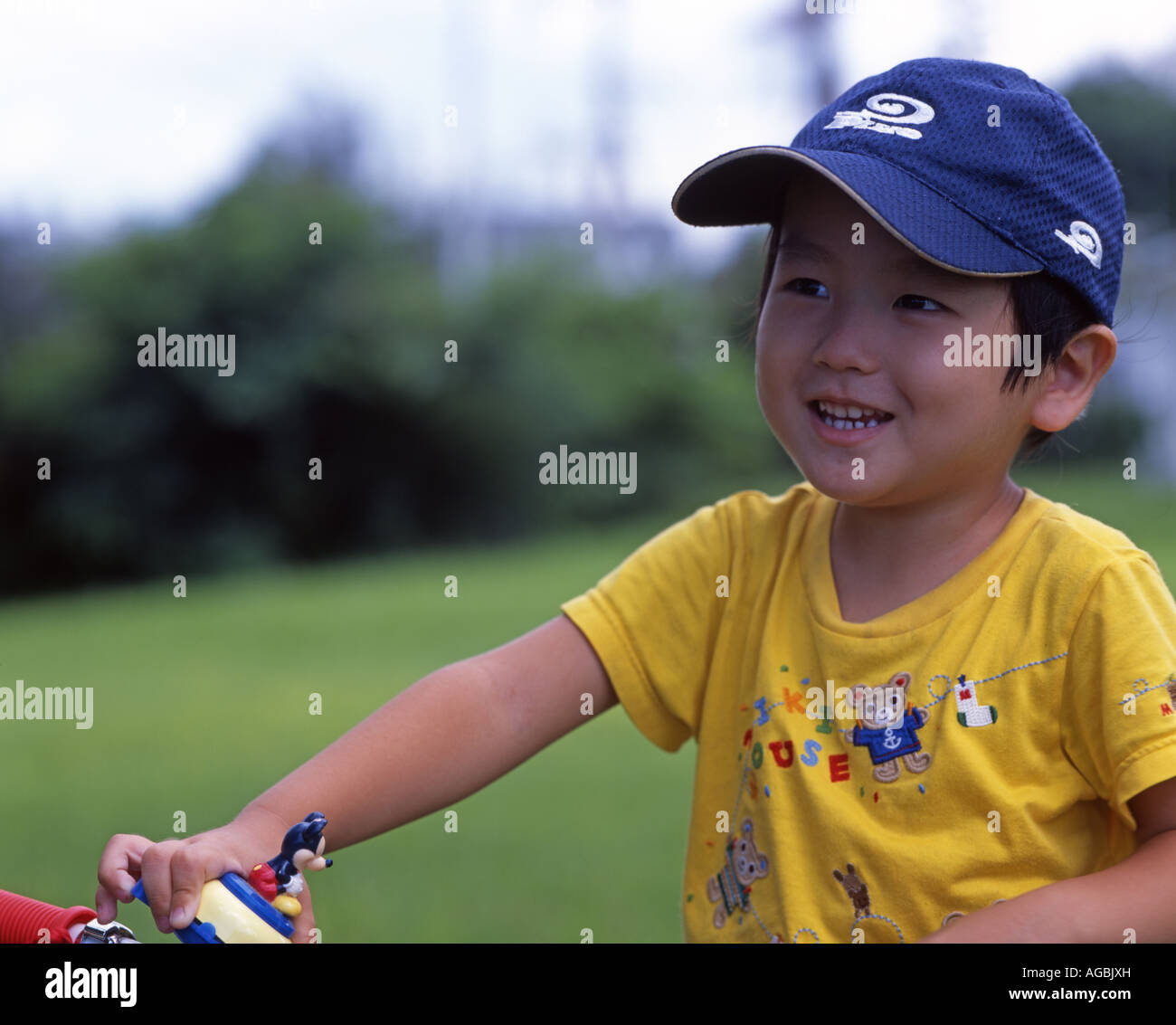 Okinawa Young Boy am Fahrrad lächelnd Stockfoto