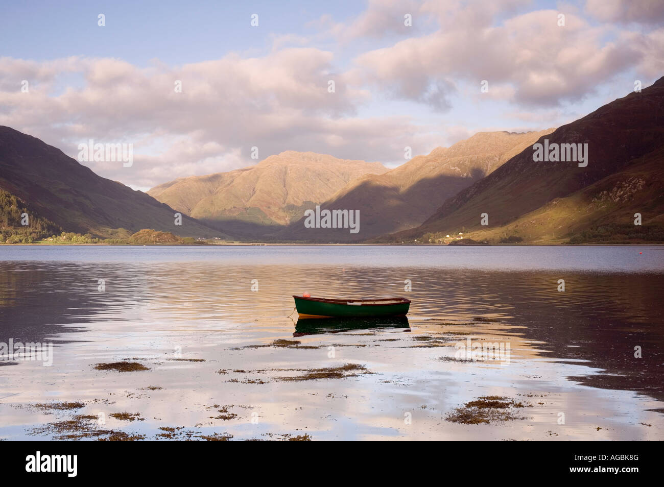 Boot am Loch Duich in Ratagan, Schottland in der Abenddämmerung Stockfoto