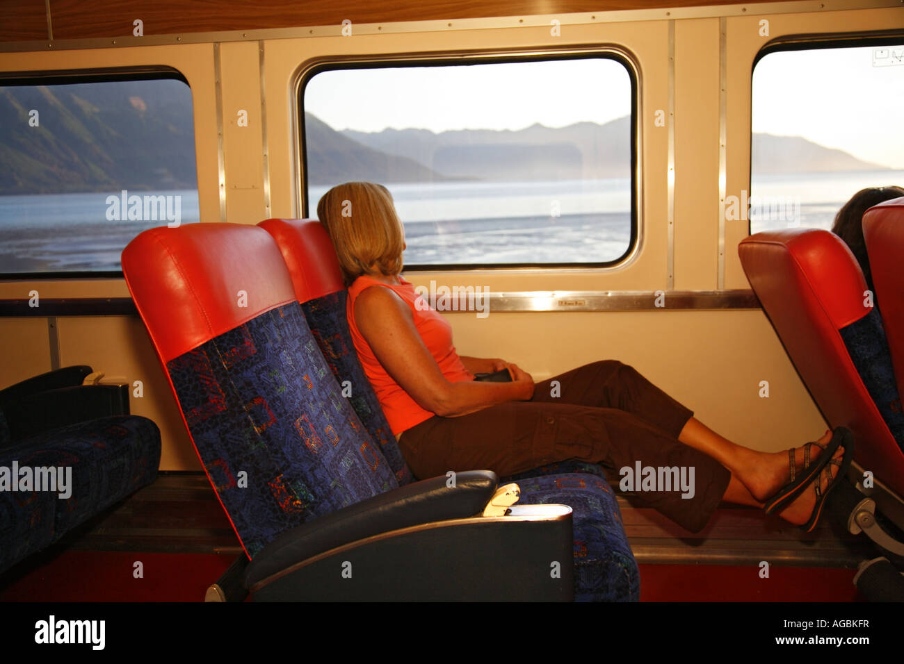 Ein Besucher, Reiten die Alaska Railroad von Seward nach Anchorage, Alaska. Stockfoto