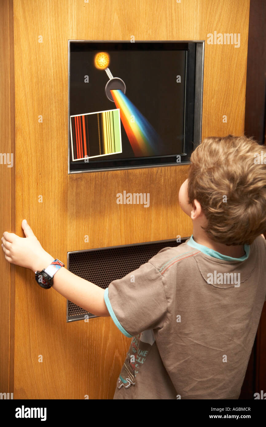 Kleiner junge Kind Blick auf interaktive Display in der Sternwarte Sydney New South Wales NSW Australia Stockfoto