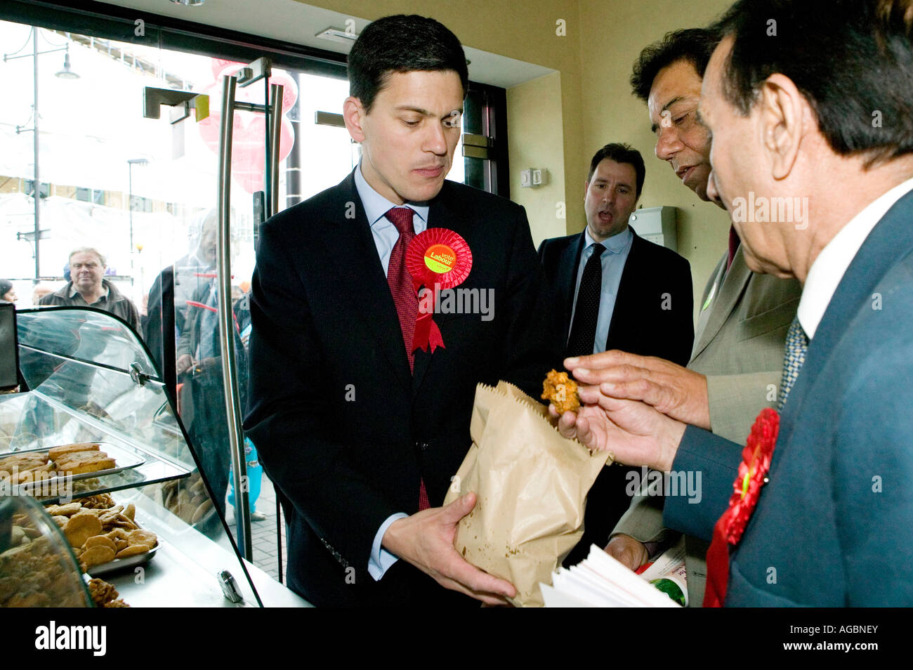 Arbeit s, die Besuche der Außenminister David Miliband und indische Fastfood shop und bietet einige Zwiebel-Bhajis an seine Kollegen in Sou Stockfoto