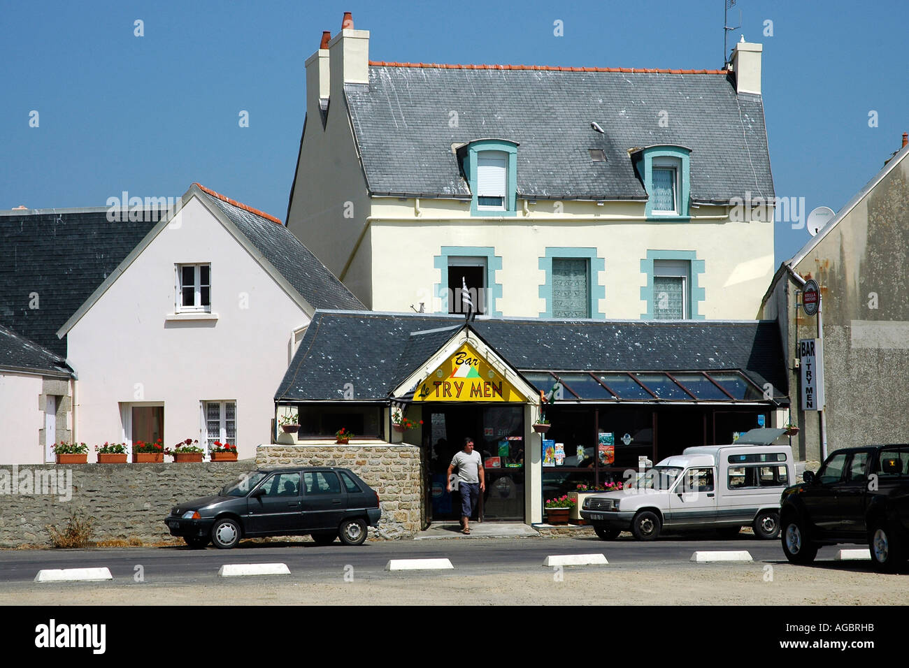 Bretagne Städte, Dörfer, Häuser, Hotels und Bars haben oft bretonische Namen.  'Versuchen Sie Men'-Bar befindet sich im St.Guénolé Hafen Stockfotografie -  Alamy