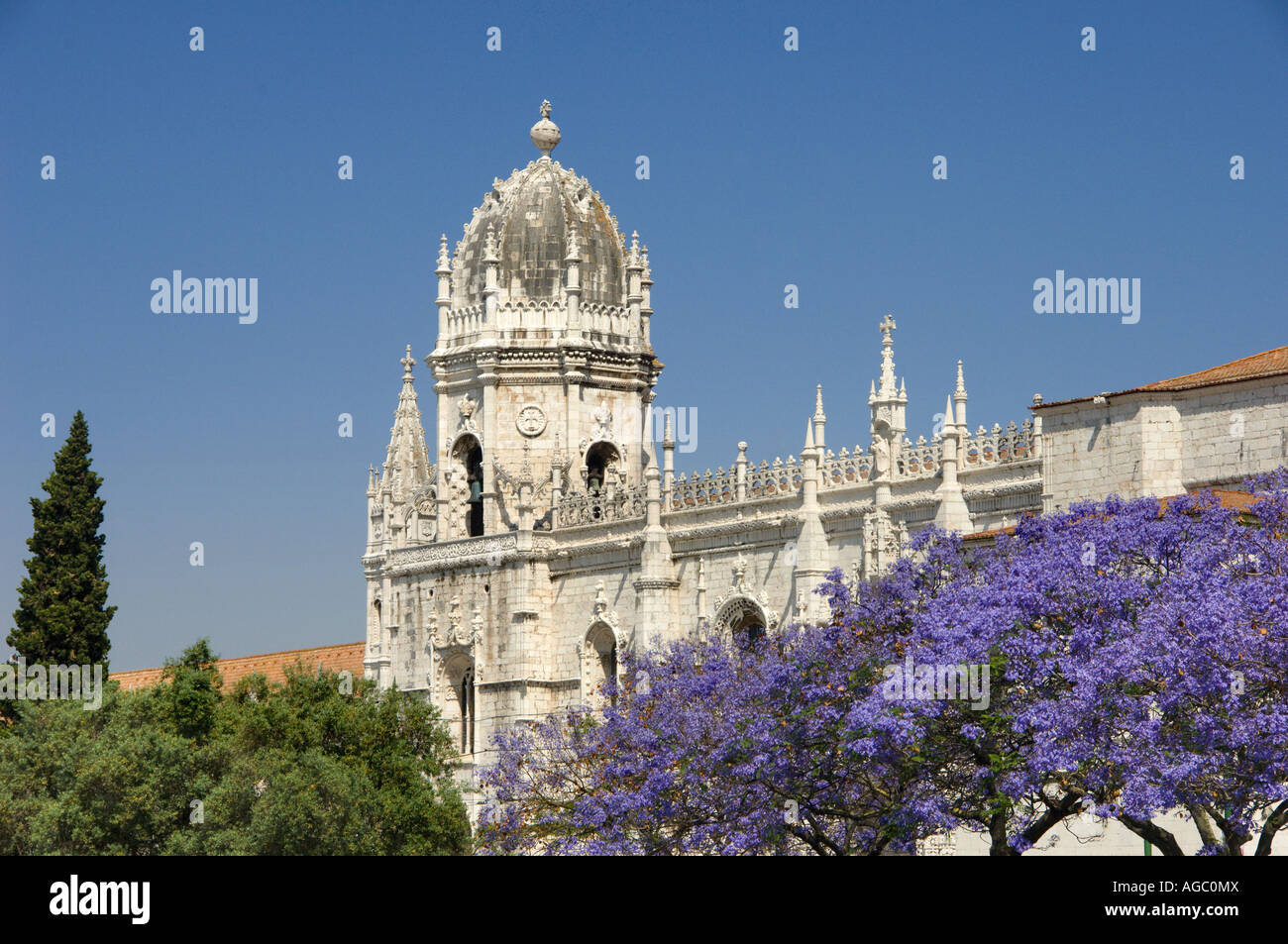 Europa, Portugal, Lissabon, Belém, Hieronymus-Kloster mit Jacaranda-Bäume in Blüte Stockfoto