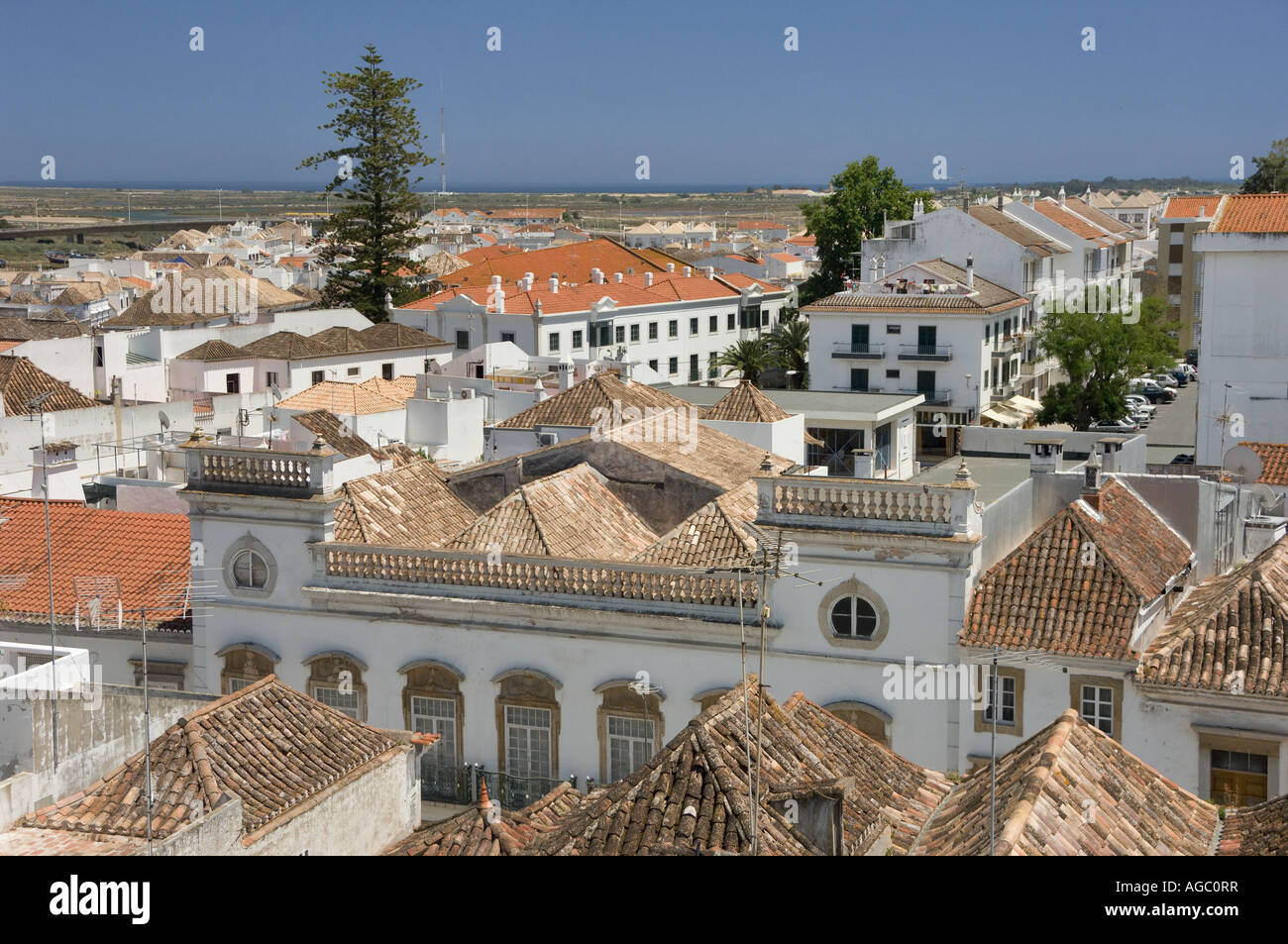 Die Algarve Tavira Blick in Richtung Meer Over Town Dächer vom Schloss aus gesehen Stockfoto