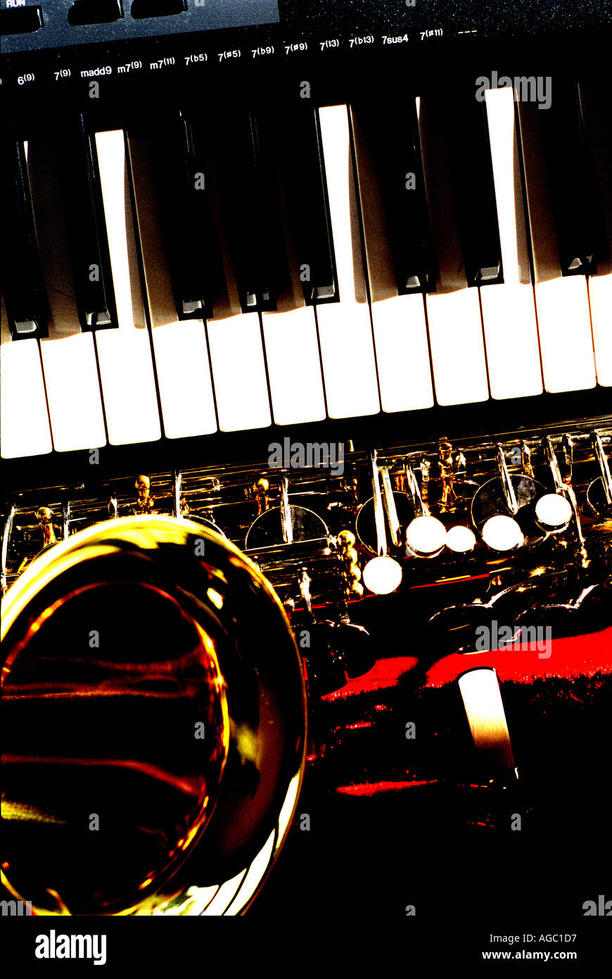 Saxophon Klarinette Mundstück Reed Noten und Tastaturen Weichzeichner Kontrast bis Stockfoto