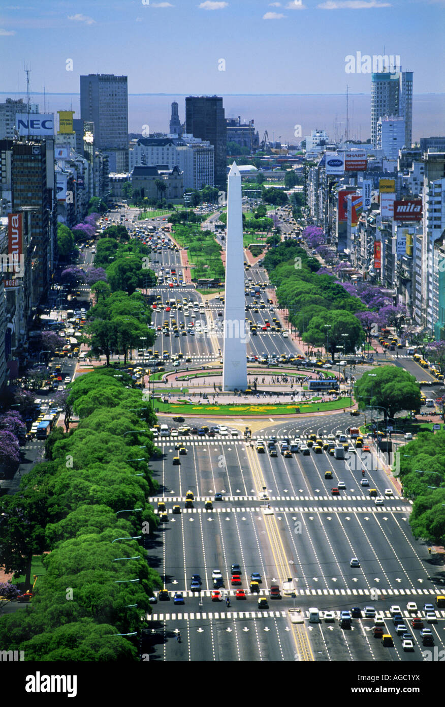 Übersicht des Verkehrs auf Avenida Nueve de Julio mit Obelisk in Buenos Aires, Argentinien Stockfoto