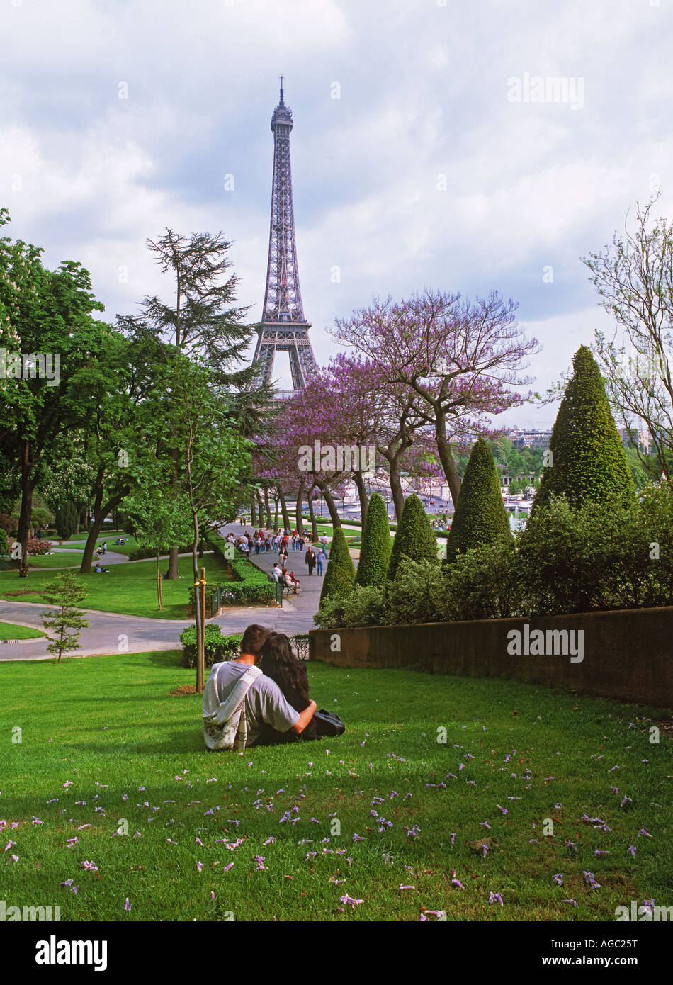 Paar auf Rasen im Trocadero sitzen in der Nähe von Palais de Chaillot in Paris mit Eiffelturm Stockfoto