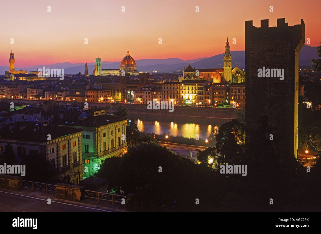 Florenz am Arno mit linken Dom-Center Piazza della Signoria und Kathedrale Santa Croce direkt in der Abenddämmerung Stockfoto