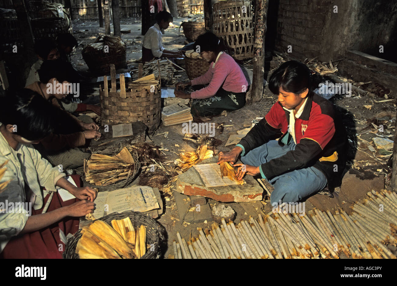 Myanmar, Mandalay, Jugendliche bilden der Zigarren Stockfoto
