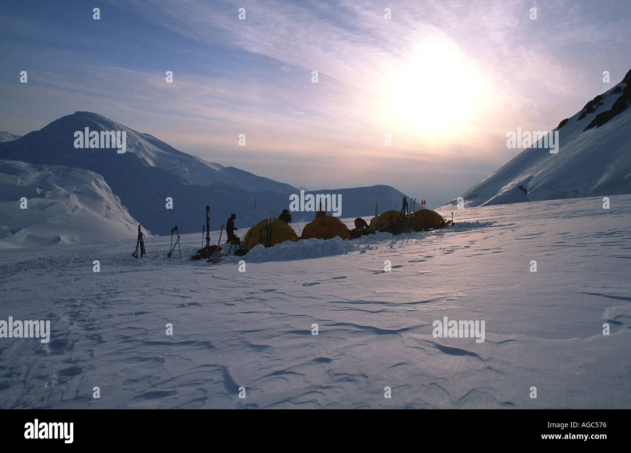 Bergsteigen-Camp am Kahiltna Gletscher, West Buttress Route, Denali, Alaska, USA Stockfoto