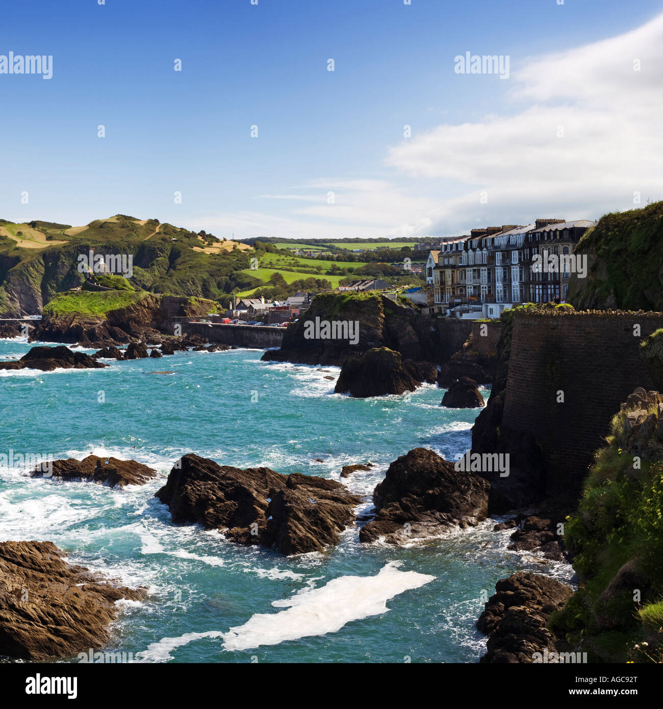Devon Coast – Strandgrundstücke zwischen den Felsen und Klippen von Ilfracombe, England, Großbritannien Stockfoto