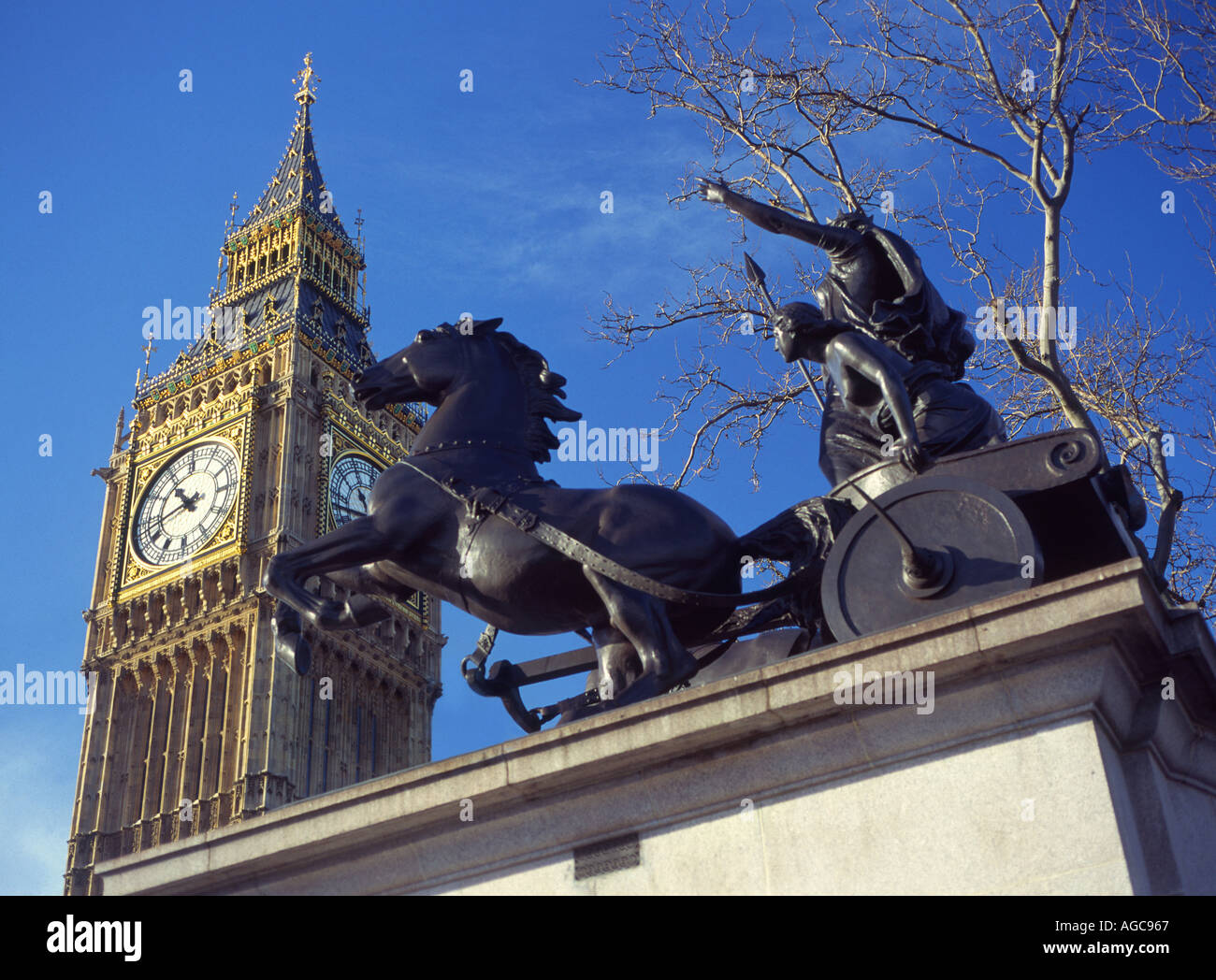 Statue der Boudicca mit Big Ben hinter London Großbritannien Stockfoto