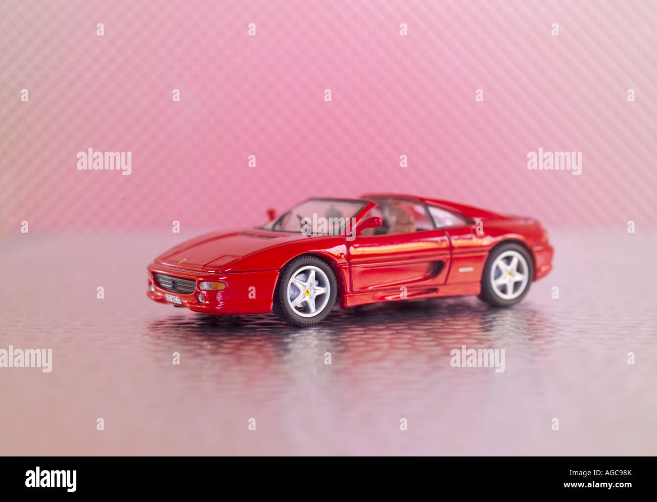 Ferrari 355 Modell von Corgi aus der James-Bond-Film GOLDENEYE Stockfoto