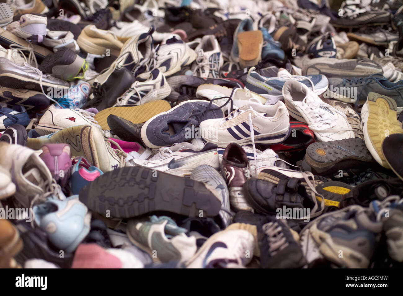 alte Schuhe, die darauf warten, bei einer UK-Anlage recycelt werden Stockfoto