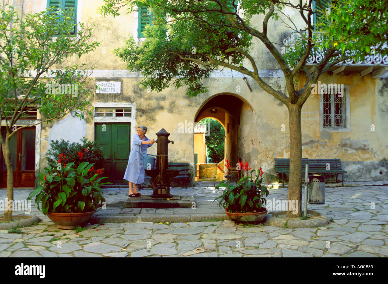 Italien Toskana Insel Elba Poggio Stadt quadratische Frau am Brunnen Stockfoto