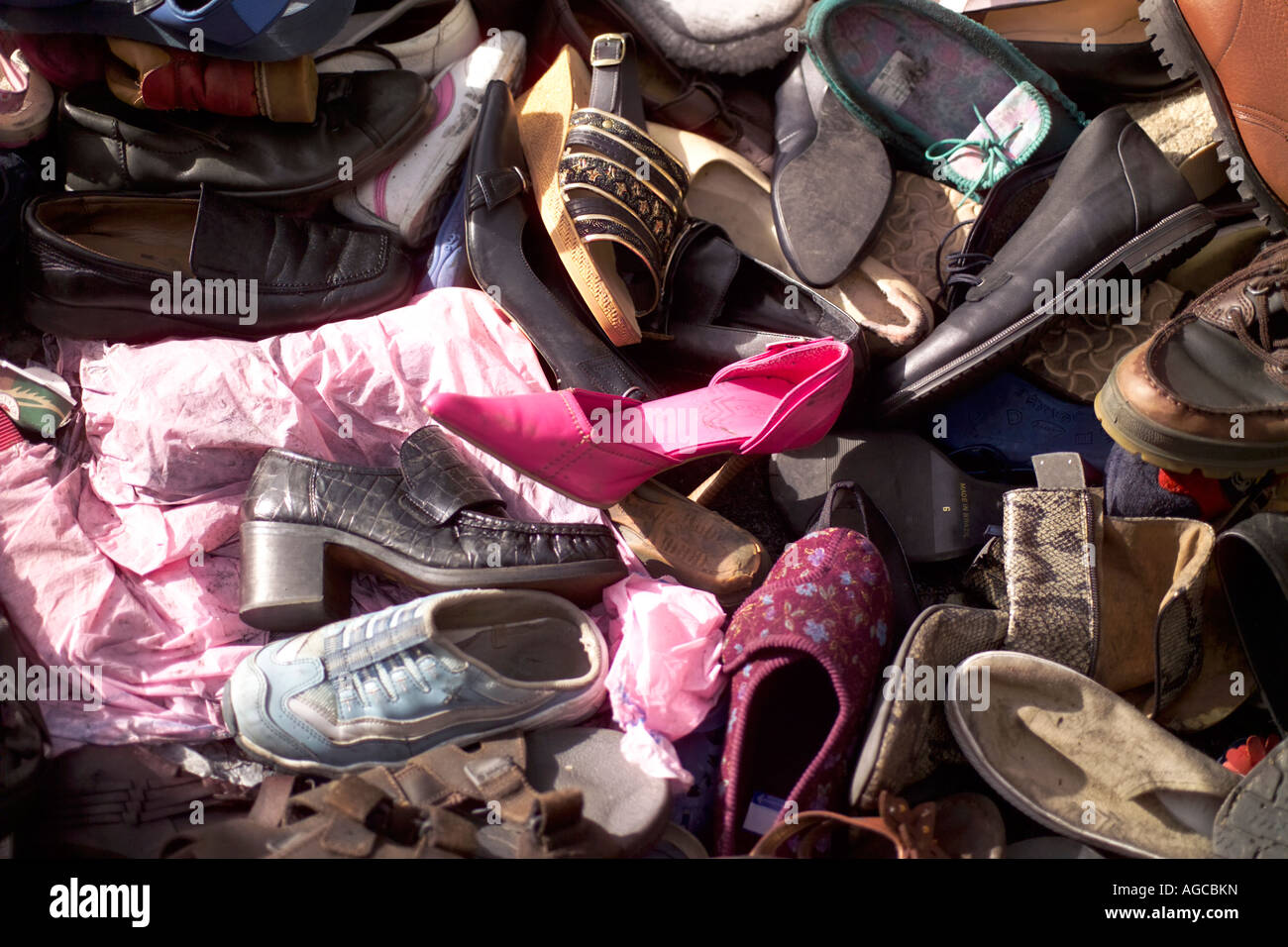 alte Schuhe warten recycelt werden Stockfoto