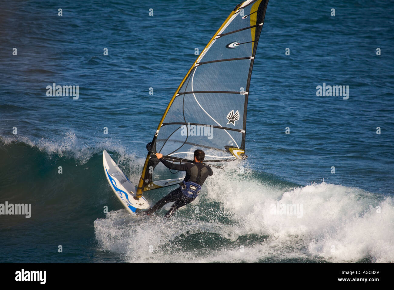 Windsurfen bei Leo Carrillo State Park Malibu California Vereinigte Staaten von Amerika Stockfoto