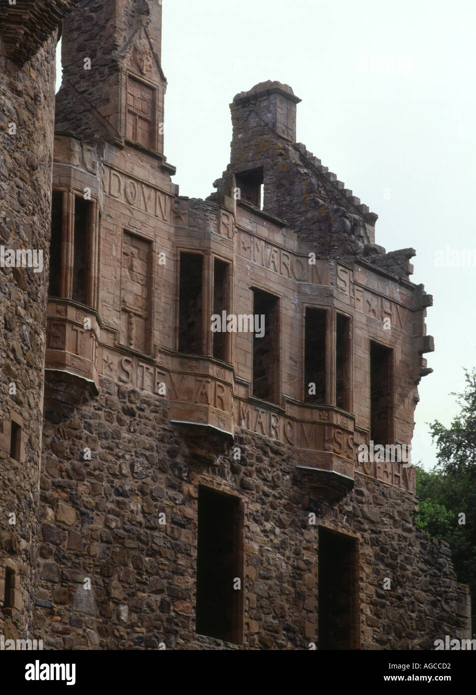 dh HUNTLY CASTLE ABERDEENSHIRE ruiniert Burgen mit Stein geschnitzten Buchstaben an Wänden schottland Stockfoto
