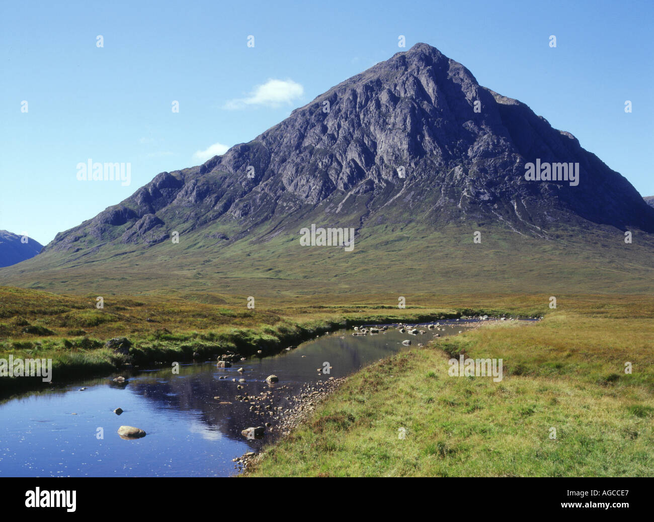 Stob Dearg BUACHAILLE ETIVE MOR ARGYLL Riverbank Spiegel Reflexion Wasser zerklüfteten rauen gebirgigen Felsenspitze Stockfoto