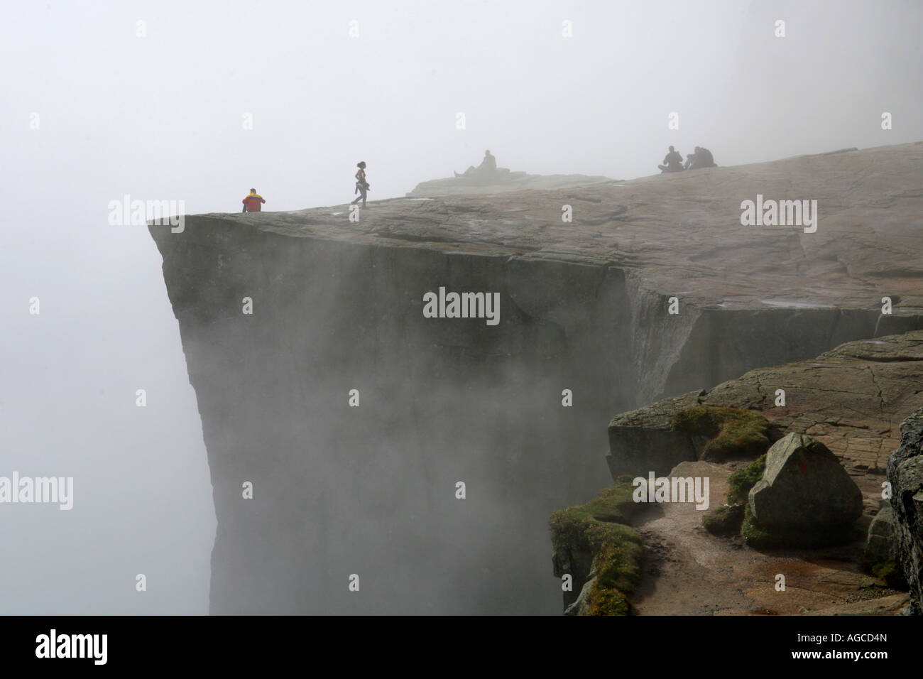 die so genannten Preikestolen (Predigt Stuhl) im Süden von Norwegen bedeckt in Nebel Stockfoto