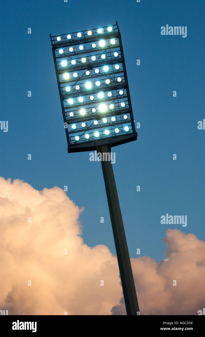 Flutlicht-Mast von einem Sportstadion vor Abendhimmel Stockfoto