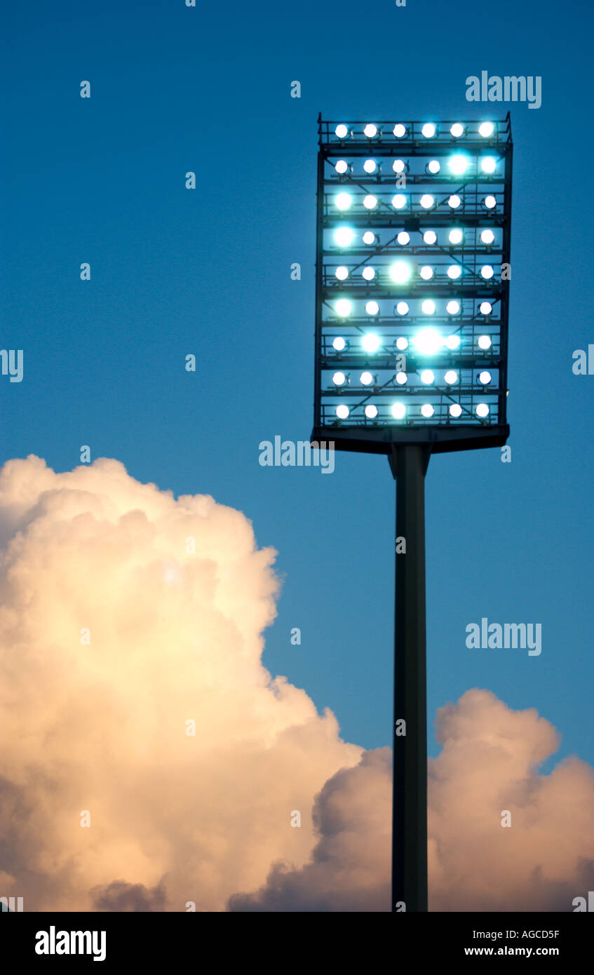 Flutlicht-Mast von einem Sportstadion vor Abendhimmel Stockfoto