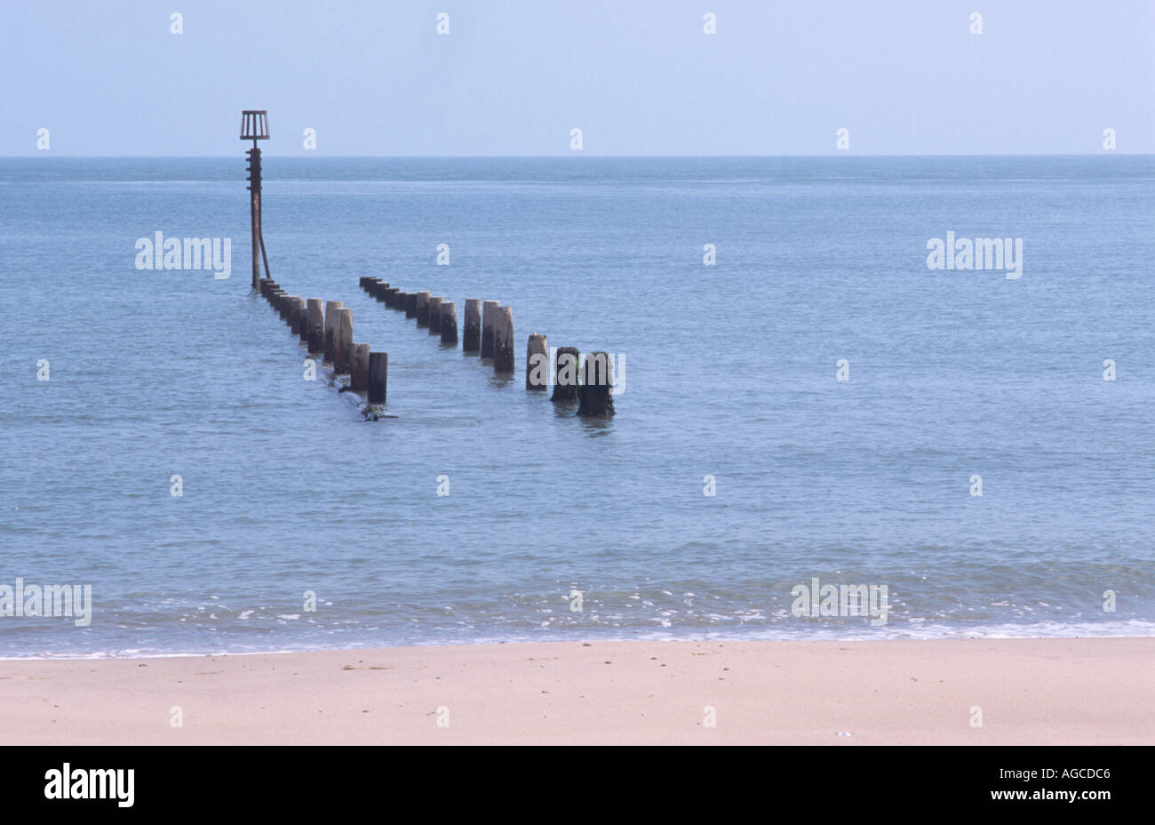 See Defense groyne am Strand von happisburgh Norfolk East Anglia England Großbritannien Stockfoto