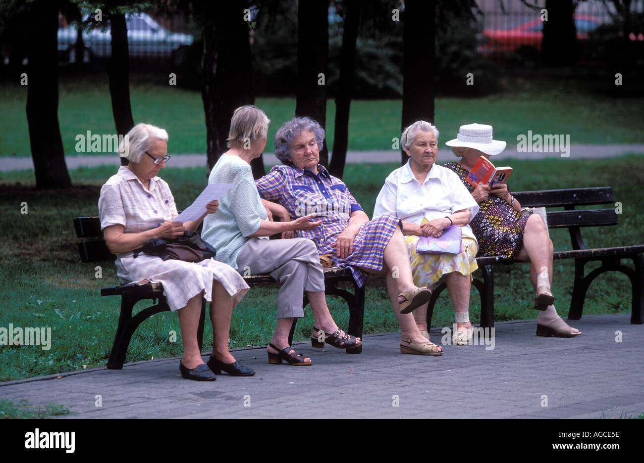 55+ Mensch Oma In Der Gartenanlage, Wer die freuden des