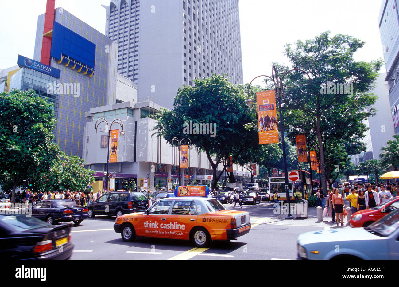 Orchard Road mit verkehrsreichen Einkaufszentren und großen Hotels im Zentrum Stadt Singapur Stockfoto