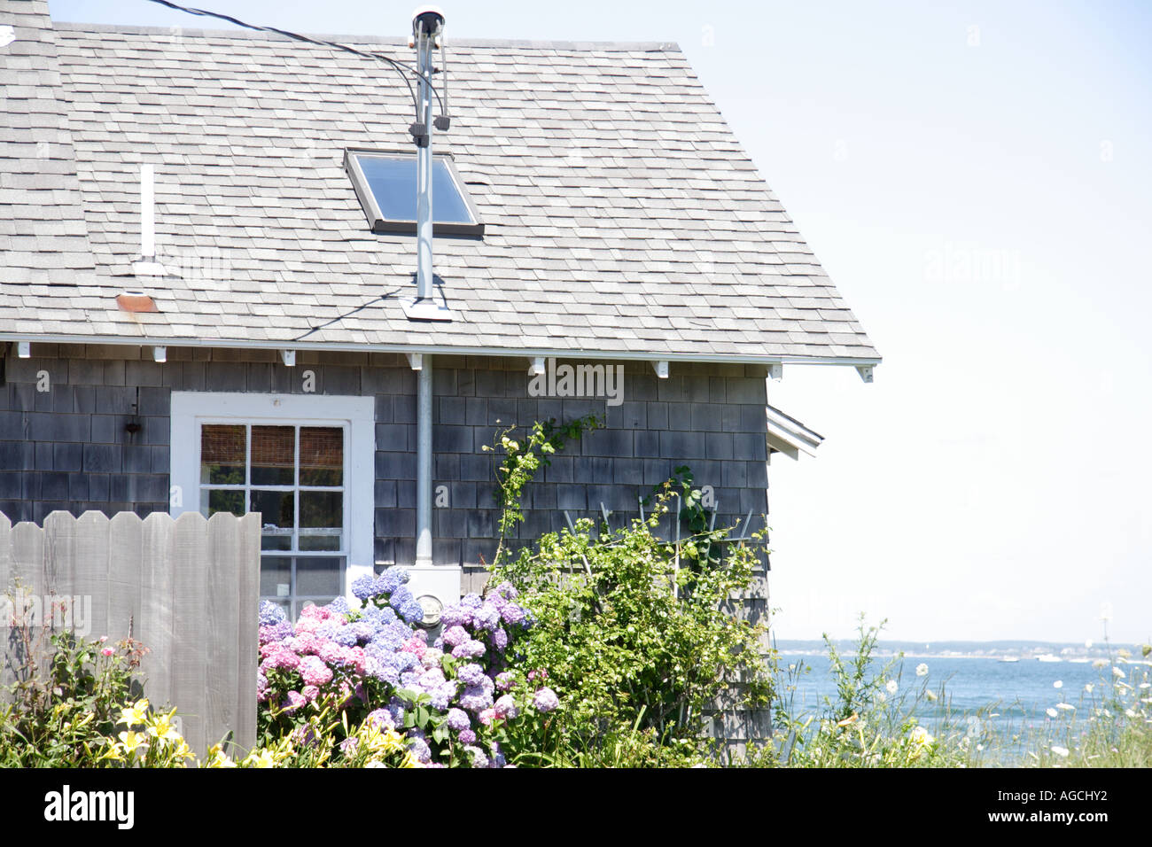 Ferienhaus mit Blick auf Wasser auf Marthas Vineyard Cape Cod Stockfoto
