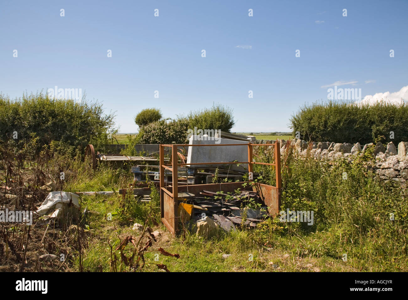 Ländlichen öffentlichen Weg Fußweg Track durch großen rostigen Metall Trümmer und neue Wand behindert Stockfoto