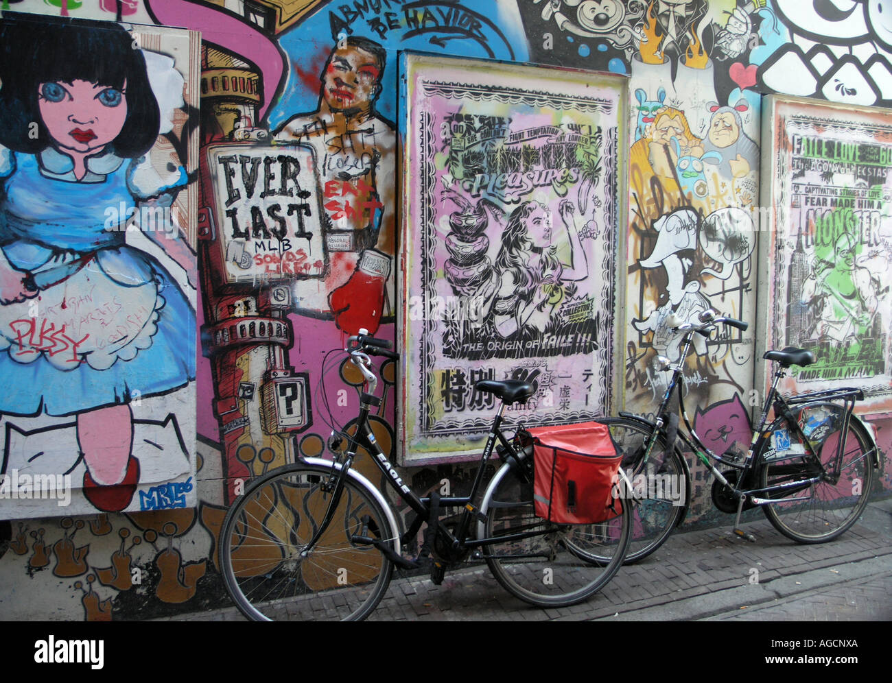 Graffiti auf Straße Wände in Amsterdam mit dem Fahrrad Stockfoto