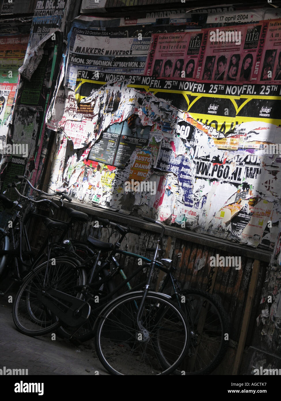Fahrräder in Amsterdam in dunklen schäbig Gasse geparkt Stockfoto