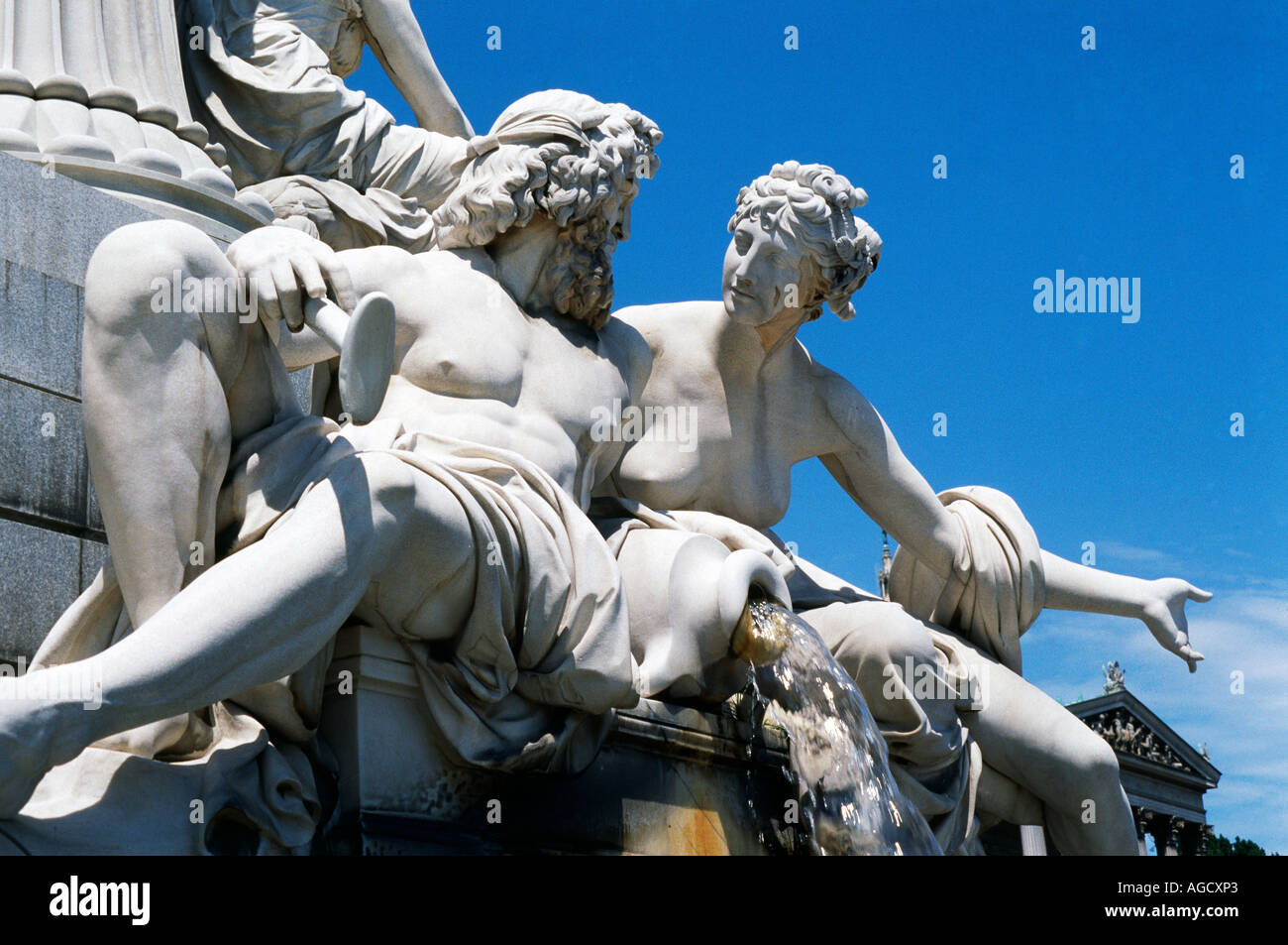 Detail des griechischen Brunnen draußen Vienna s Parlament Gebäude von Theophil Hansen im klassischen griechischen Stil 1874-83 Stockfoto