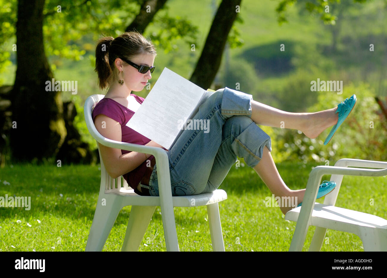 Teenager-Studentin macht ihr Examen Überarbeitung / Studium außerhalb / im Garten Stockfoto