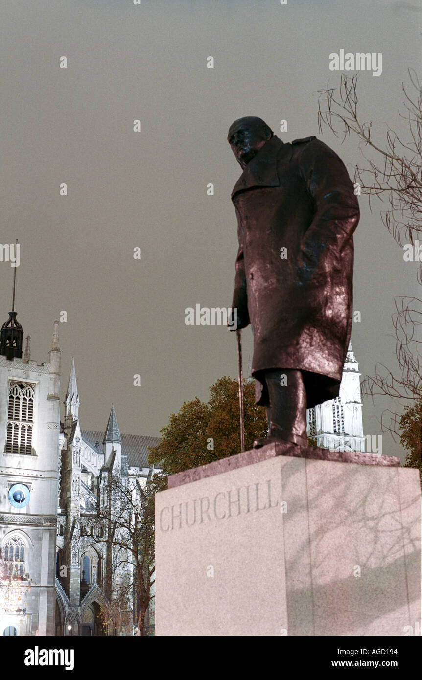 Statue von Winston Churchill im Parlament Square London bei Nacht Stockfoto