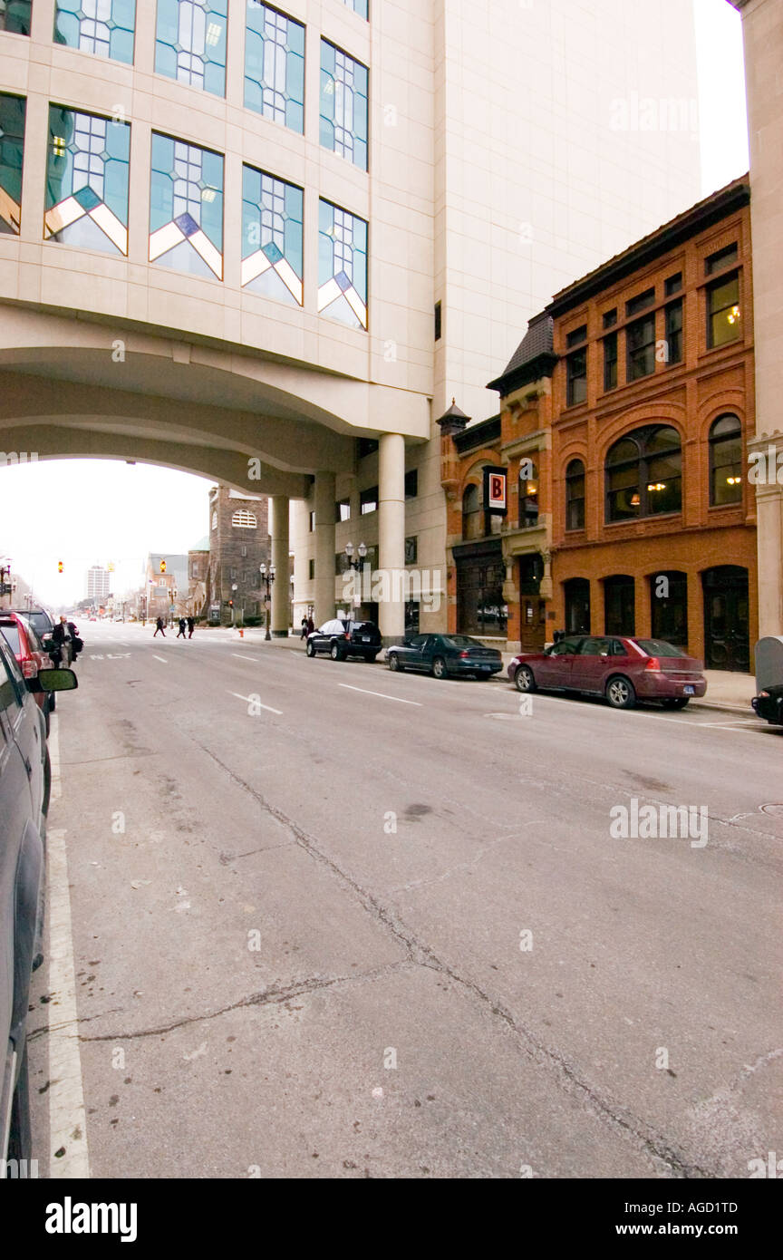 Innenstadt von Lansing, Michigan USA. Altbauten kontrastiert das neue Rathaus, die Bögen über die Straße. Stockfoto