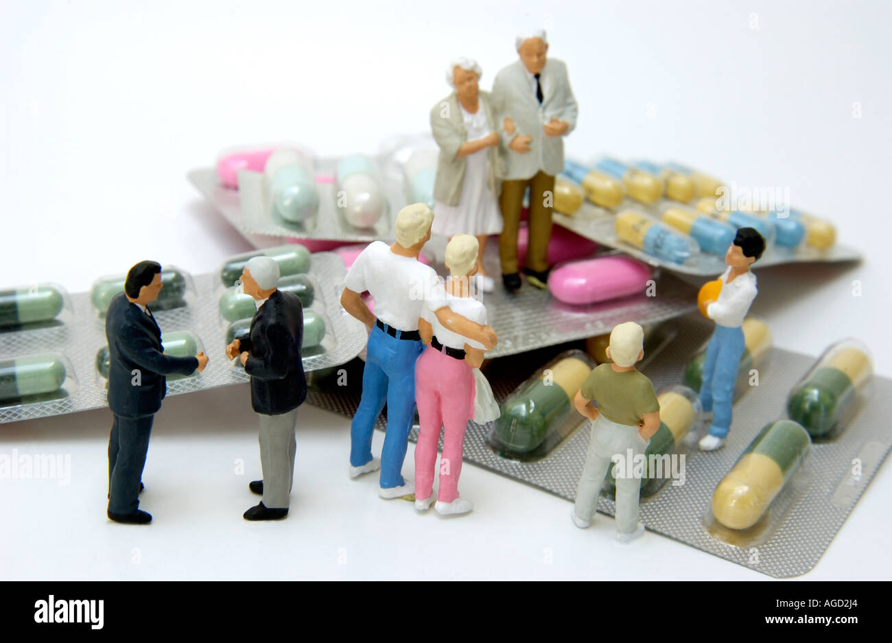 Gruppe von Personen / Figuren mit Pillen und Tabletten - medizinisches Konzept Stockfoto