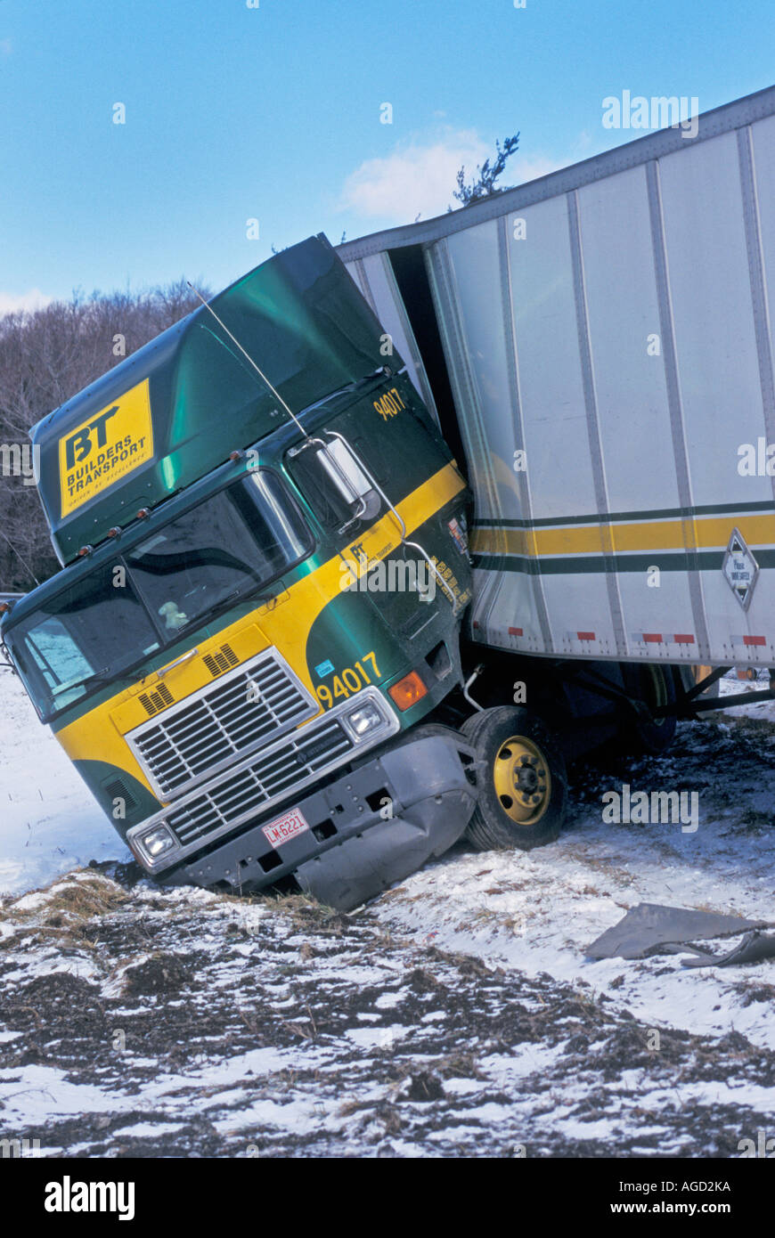 Querstehenden Clearfield Pennsylvania A Truck auf einer eisigen Interstate 80 in den Bergen von Pennsylvania Stockfoto