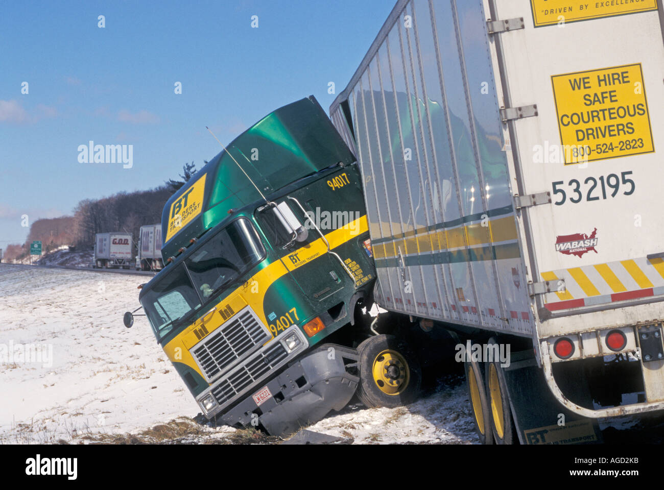 Querstehenden Clearfield Pennsylvania A Truck auf einer eisigen Interstate 80 in den Bergen von Pennsylvania Stockfoto
