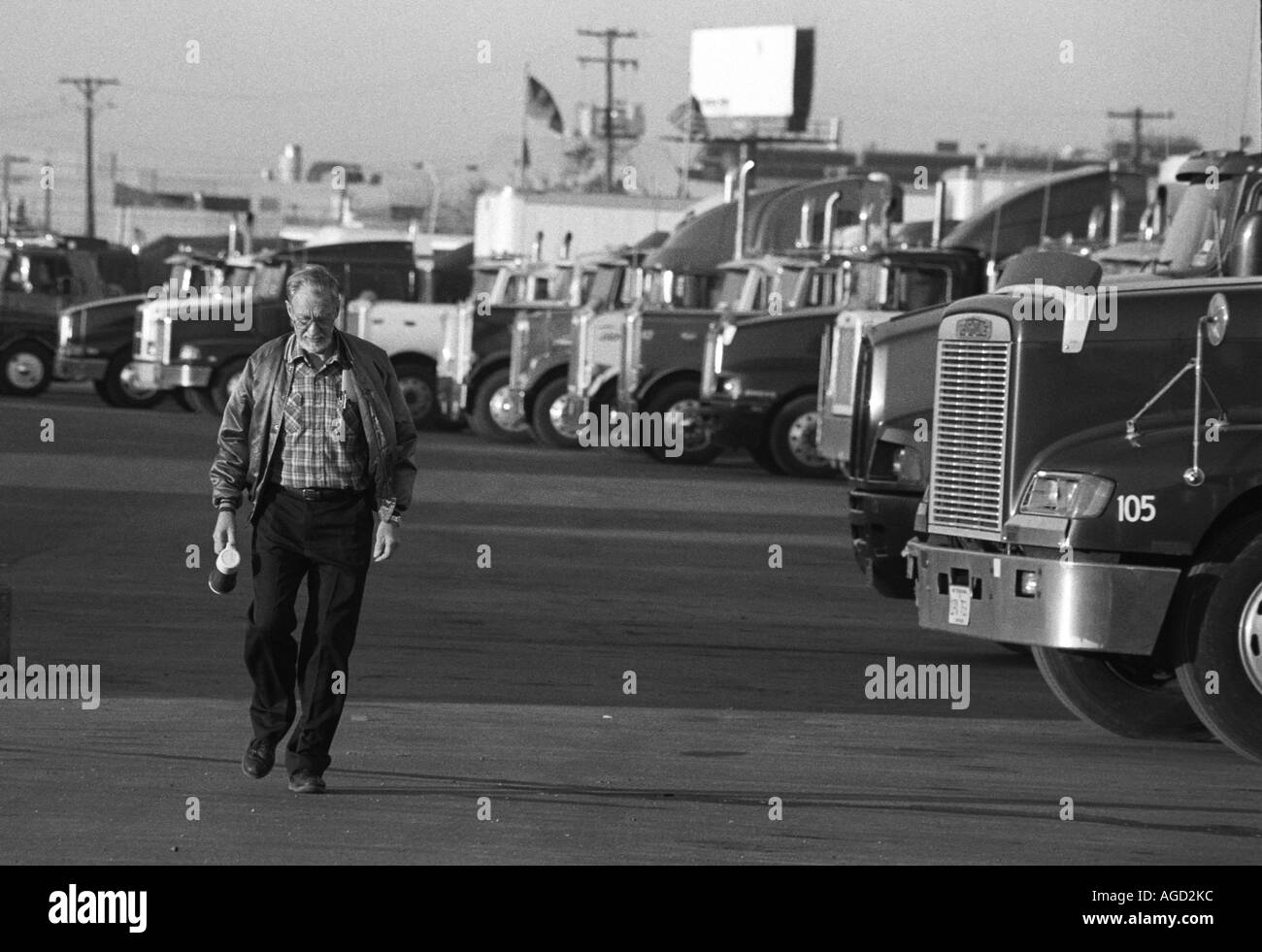 Dearborn Michigan Kutscher LKW-Fahrer an einem Truck Stop in einem belebten Industriegebiet in der Nähe von Detroit Stockfoto